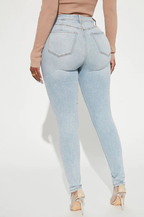 Turn' Heads Booty Lifting Skinny Jeans - Light Wash